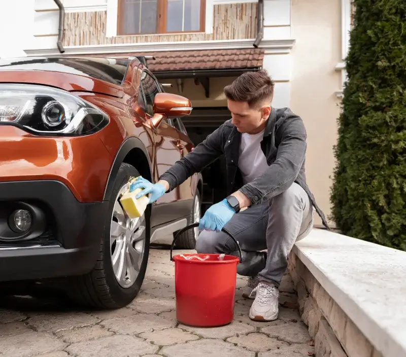 Lavage auto à domicile Cesseras : professionnel intervenant sur un véhicule
